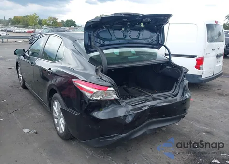 2020 Toyota Camry Le z USA, uszkodzony, nr VIN 4T1C11AK1LU887746